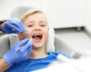 Kleiner Junge beim Zahnarzt