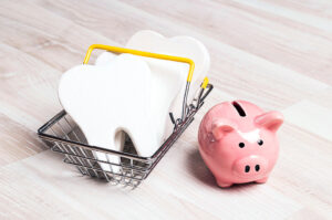 Sparschwein und Mini-Einkaufskorb mit Modellzähnen